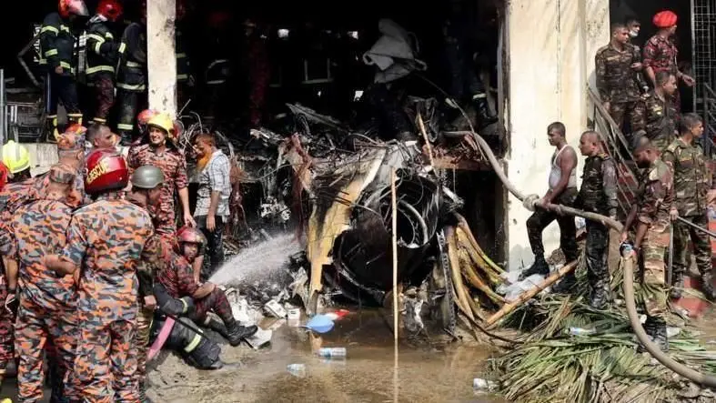 বিমান বিধ্বস্তের পর পরিস্থিতি সামলাতে সরকারের ভূমিকা প্রশ্নের মুখে